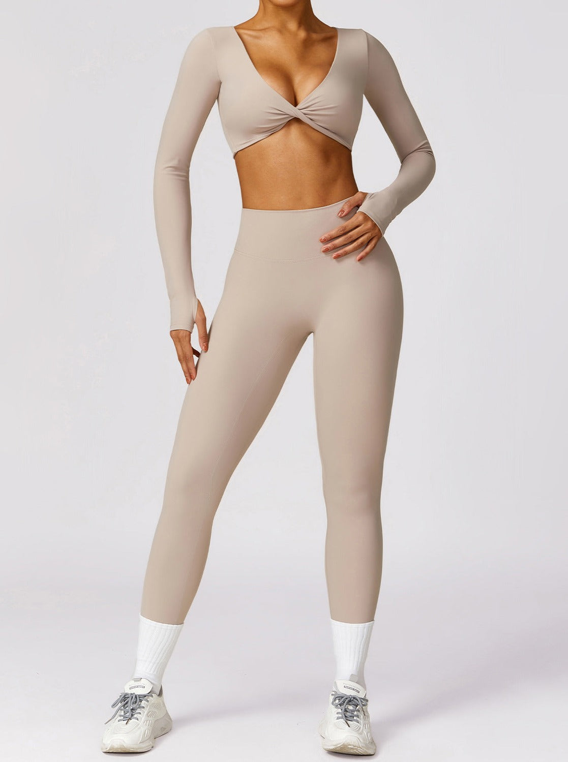 Damen-Sportset in Beige: Langarm-Crop-Top und Leggings, nahtlos, ideal für Fitness und Yoga. Modisch, bequem, atmungsaktiv.