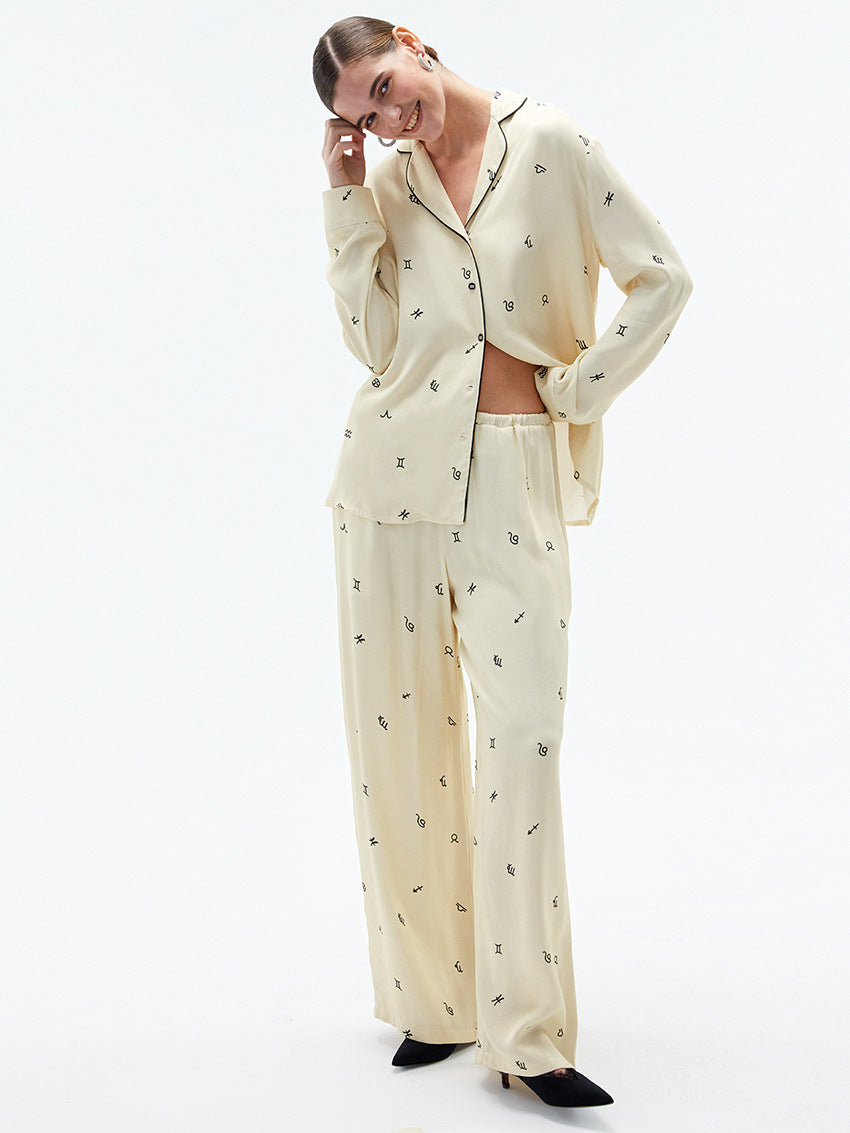 Elegante Damen-Pyjama-Set aus Seide in Creme mit dezentem Muster, ideal für luxuriöse Nachtwäsche und stilvolle Entspannung zu Hause.