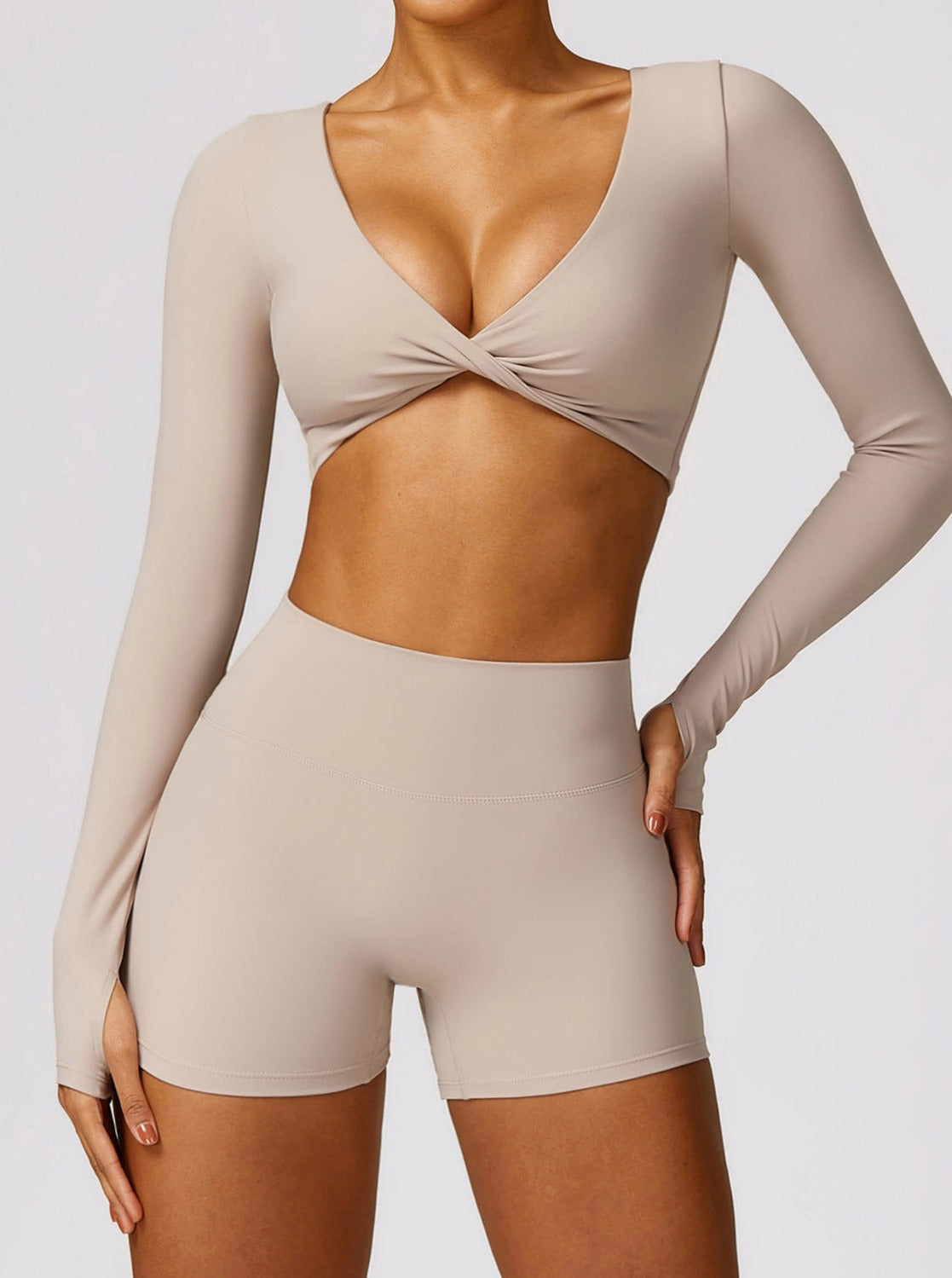 Damen-Sportset in Beige, bestehend aus langärmligem Crop-Top und Shorts. Ideal für Yoga, Fitness und Freizeit. Atmungsaktiv und elastisch.