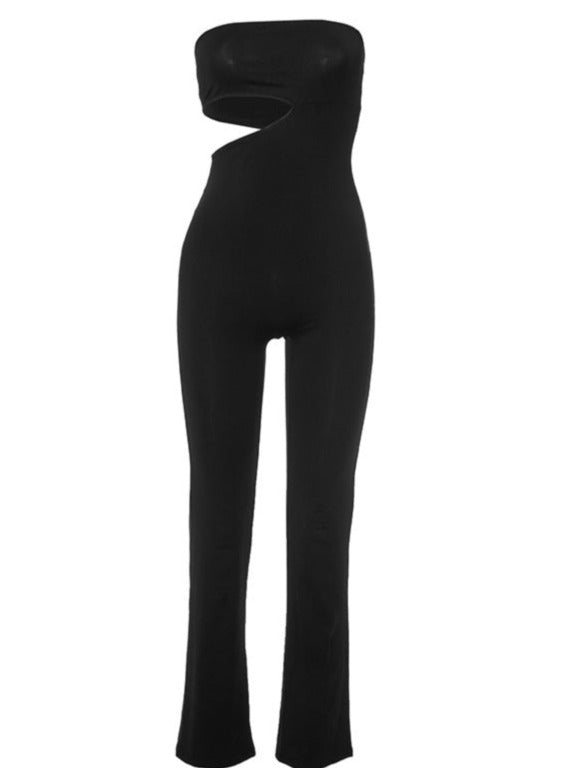 Schwarzer, schulterfreier Jumpsuit mit asymmetrischem Cut-Out-Design, figurbetont, ideal für Partys und elegante Anlässe. Modetrend 2023.