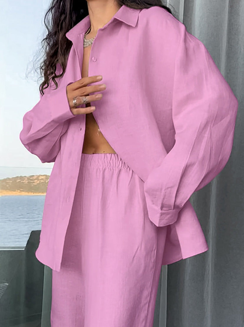 Damenoutfit in Rosa: Lockeres Leinenhemd und passende Hose, ideal für Sommermode. Stilvoll, bequem, trendig, perfekt für Freizeit und Urlaub.