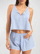 Damen-Pyjama-Set aus blau-weiß gestreiftem Stoff, ärmelloses Oberteil mit Spitzenbesatz, bequeme Shorts, ideal für Sommernächte.