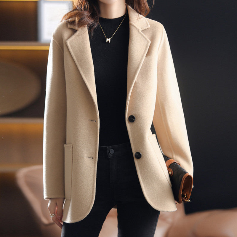 Eleganter Damenblazer in Beige, ideal für Business und Freizeit. Hochwertiger Stoff, klassisches Design, perfekt für stilvolle Outfits.