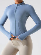 Damen-Sportjacke in Blau, figurbetont, mit Reißverschluss und Daumenlöchern. Ideal für Fitness, Yoga und Outdoor-Aktivitäten. Hochwertiges Material.