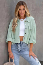 Damenmode: Stylische mintgrüne Jacke, lässig kombiniert mit weißem Top und Jeans. Perfekt für trendige Frühlings- und Sommeroutfits.