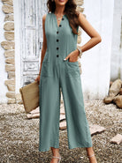 Damen Jumpsuit in Grün mit Knopfleiste, ärmellos, aus leichtem Stoff. Perfekt für Sommermode, lässiger Stil, ideal für Freizeit und Urlaub.