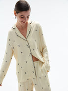 Damen-Pyjama-Set aus Seide in Creme mit astrologischen Symbolen, elegantes Design, komfortabel, ideal für luxuriöse Nachtwäsche und Loungewear.