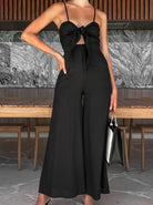 Elegantes schwarzes Jumpsuit mit Schleifen-Top und weitem Bein, ideal für stilvolle Abendveranstaltungen. Perfekt für modebewusste Frauen.