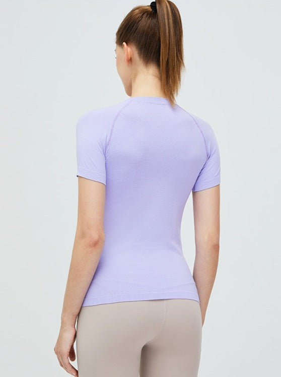 Damen-Sportshirt in Pastelllila, kurzärmelig, figurbetont. Ideal für Fitness, Yoga und Freizeit. Atmungsaktives Material, modischer Look.