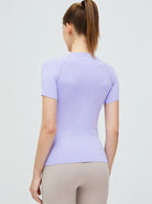 Damen-Sportshirt in Pastelllila, kurzärmelig, atmungsaktiv, ideal für Fitness und Yoga. Perfekte Passform, elastisches Material, modisch.