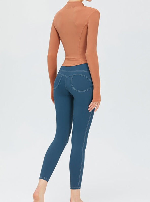 Damen-Sportbekleidung: Nahtlose Leggings in Blau und langärmliges Oberteil in Braun. Ideal für Yoga, Fitness und Freizeit. Bequem und stilvoll.