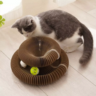 Katzenspielzeug aus Pappe mit Ball, interaktiv und langlebig. Perfekt für Katzenunterhaltung und Krallenpflege. Ideal für verspielte Katzen.