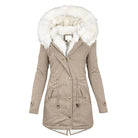 Damen Wintermantel mit Kapuze, beige, Kunstfellbesatz, warm gefüttert, stilvoller Parka, ideal für kalte Tage, modische Winterbekleidung.