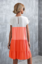 Sommerkleid Damen, ärmellos, Farbverlauf von Weiß zu Orange, Rüschen, lässig, ideal für Strandmode und Freizeit, modisch und bequem.