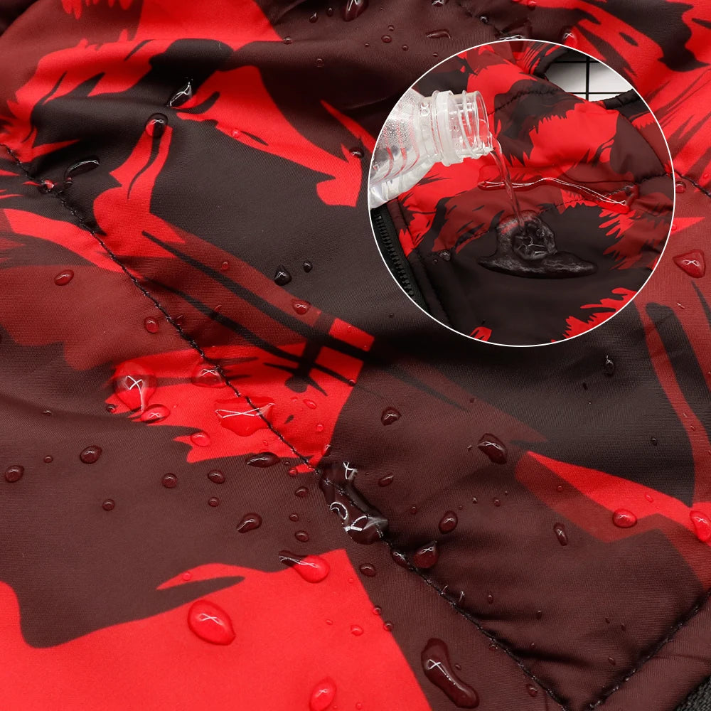 Wasserabweisende Jacke in Rot-Schwarz mit Camouflage-Muster, ideal für Outdoor-Aktivitäten. Robustes Material, schützt vor Regen und Wind.