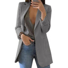 Grauer Damenblazer, elegant und modern, kombiniert mit lässigem Top und Jeans. Perfekt für Business-Casual-Looks und stilvolle Outfits.