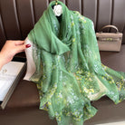 Grüner Blumenschal aus Chiffon, elegant und leicht, ideal für Frühling und Sommer. Perfektes Accessoire für Damenmode und stilvolle Outfits.