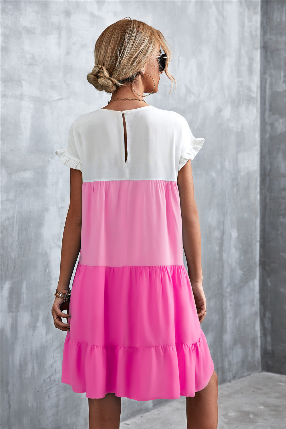 Damen-Sommerkleid in Rosa und Weiß, ärmellos, mit Rüschen. Perfekt für Freizeitmode, Strandkleidung, leichte und luftige Sommeroutfits.