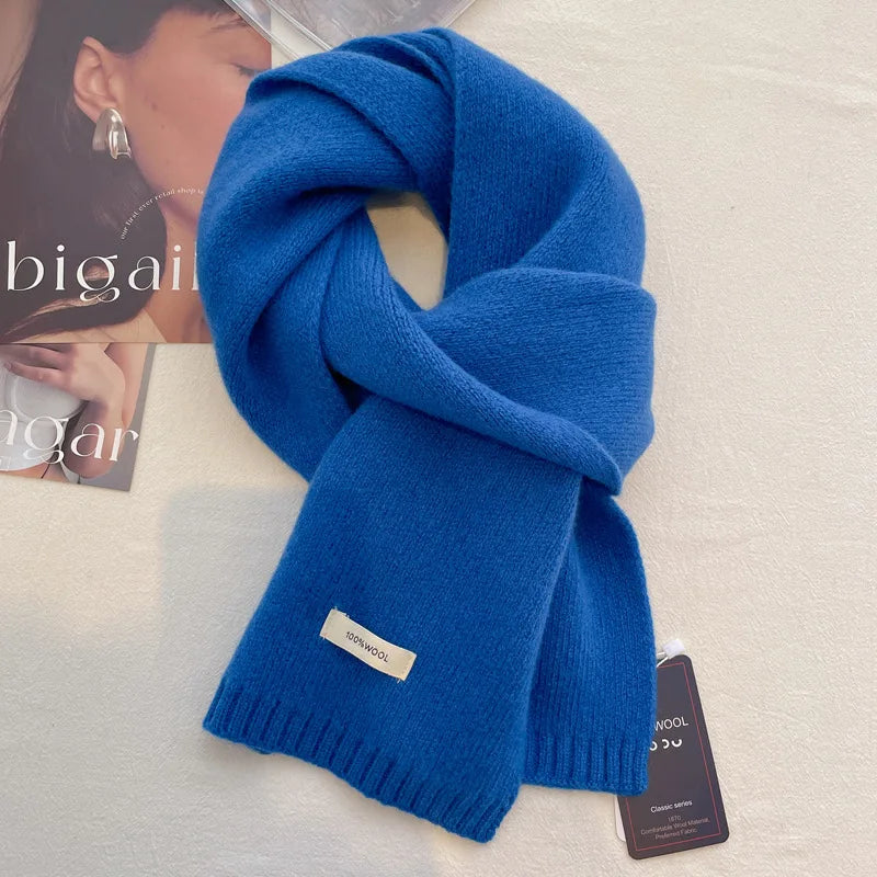 Blauschal aus Kaschmir, weich und luxuriös, ideal für kalte Wintertage. Perfektes Accessoire für stilvolle Wärme und Komfort.