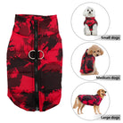 Roter Hundemantel mit schwarzem Muster, ideal für kleine, mittlere und große Hunde. Perfekt für kaltes Wetter, stilvoll und funktional.