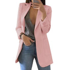 Damen Blazer rosa, elegant und modern, kombiniert mit grauem Top und blauer Jeans. Perfekt für Business und Freizeit. Fashion-Trend 2023.