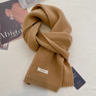 Kamelbrauner Wollschal, weich und elegant, ideal für Herbst und Winter. Hochwertige Modeaccessoires, warm und stilvoll.