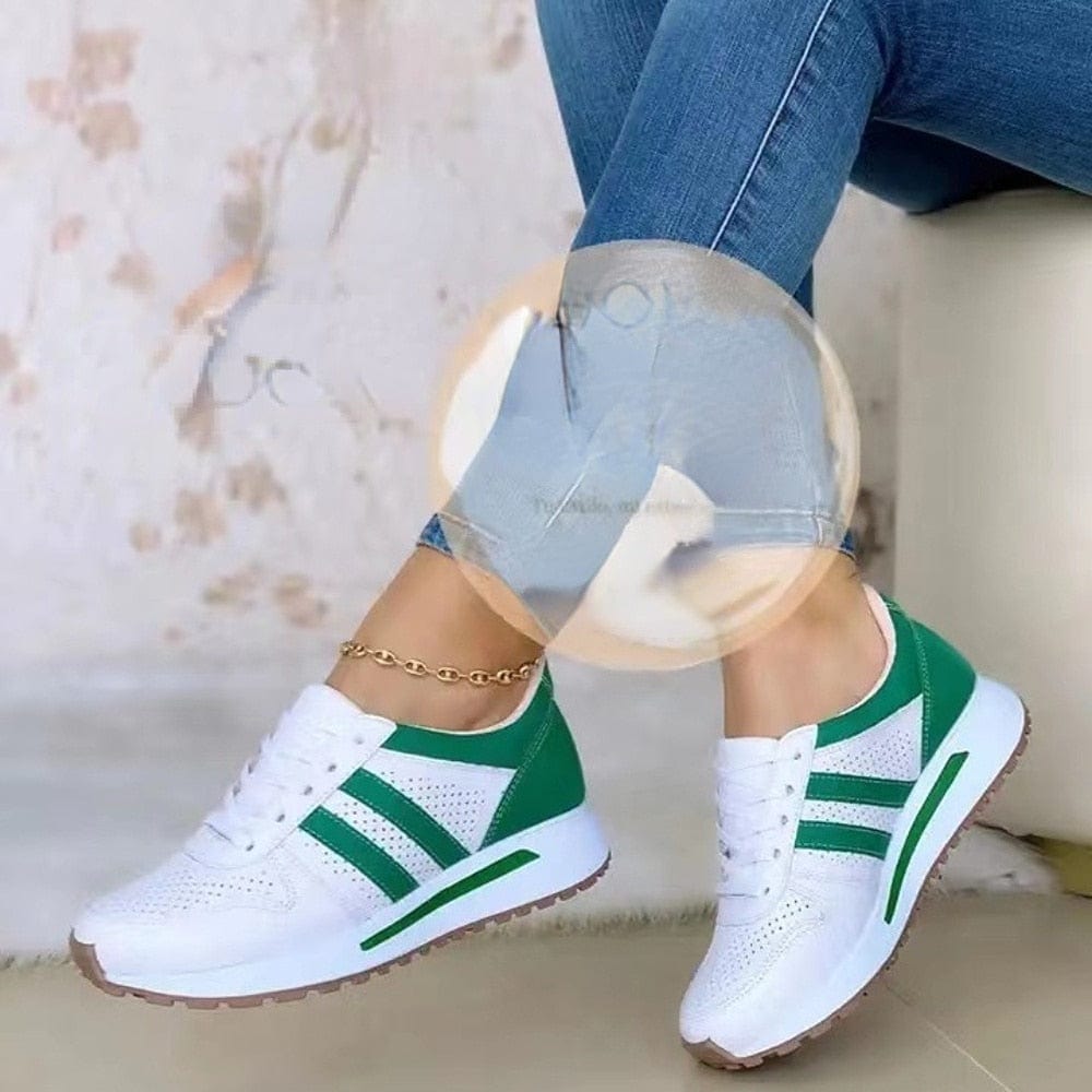 Weiße und grüne Sneaker mit perforiertem Design, ideal für Damen. Bequeme Freizeitschuhe, perfekt für den Alltag. Trendige Sportschuhe.