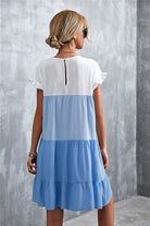 Damen-Sommerkleid in Blau-Weiß, ärmellos, mit Rüschen, knielang. Perfekt für Freizeit, Strandmode, leichte und luftige Stoffe.