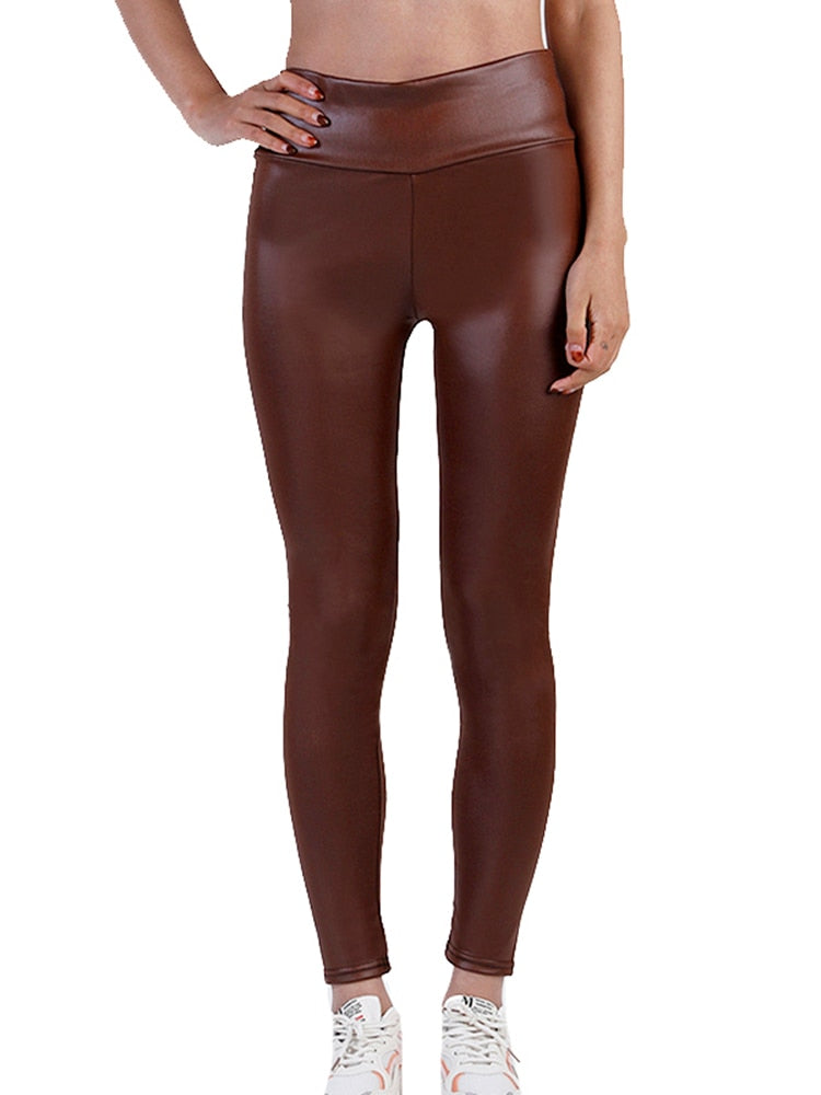 Damen-Leggings aus braunem Kunstleder, hoch tailliert, figurbetont, ideal für Mode, Komfort und Stil. Perfekt für Freizeit und Sport.