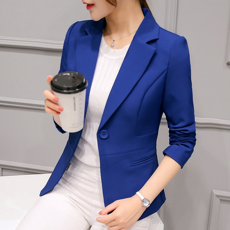 Eleganter blauer Damenblazer, kombiniert mit weißem Oberteil. Perfekt für Business-Mode, stilvolle Büro-Outfits und moderne Damenbekleidung.