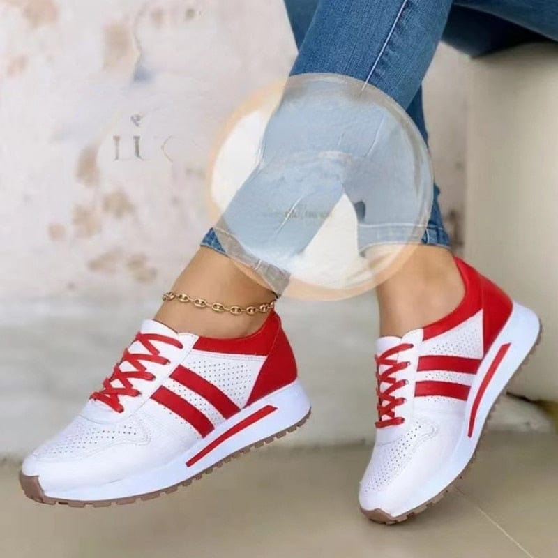 Weiße und rote Sneaker mit sportlichem Design, ideal für Damen. Bequeme Freizeitschuhe, perfekt für Alltag und Sport. Trendige Modeaccessoires.