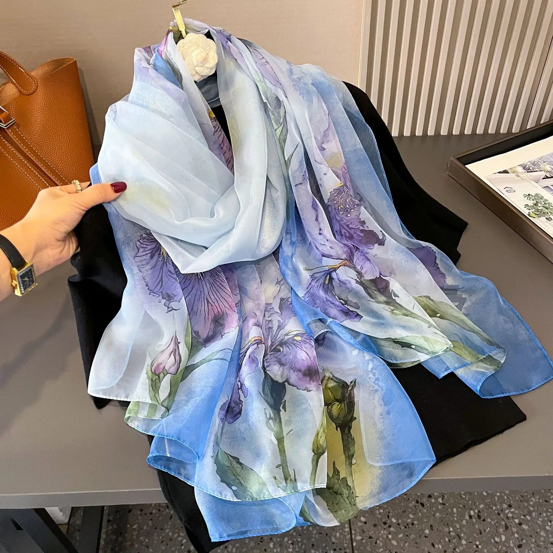 Eleganter Seidenschal mit floralem Muster in Blau- und Lilatönen, ideal als modisches Accessoire. Perfekt für stilvolle Damenmode.