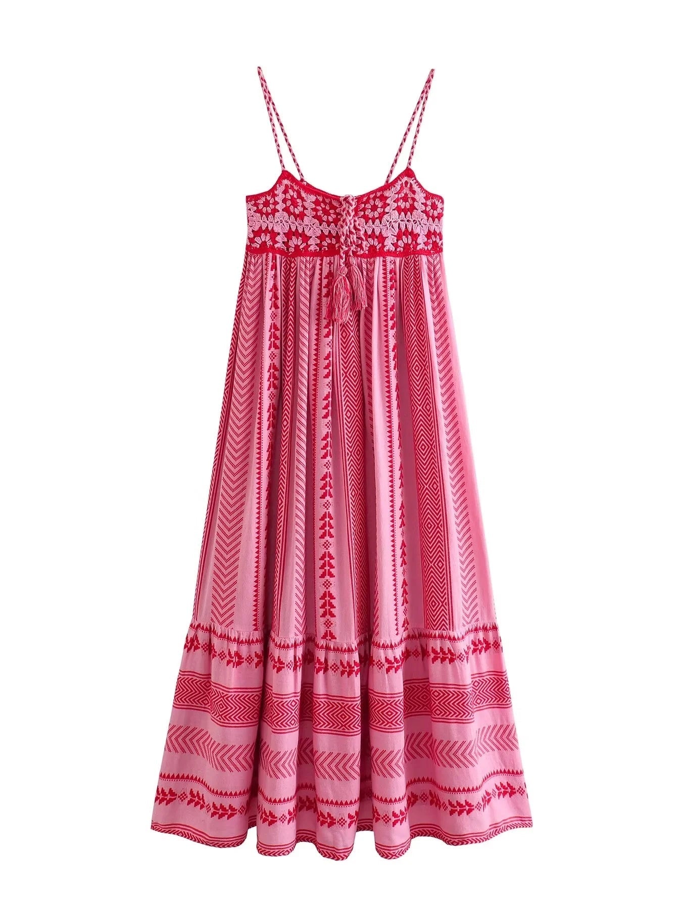 Rotes Sommerkleid mit ethnischem Muster, Spaghettiträgern und floralem Design. Perfekt für Strandmode und lässige Sommeroutfits.