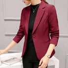 Eleganter Damenblazer in Bordeauxrot, ideal für Business- und Freizeitoutfits. Hochwertiger Stoff, taillierter Schnitt, modisches Design.