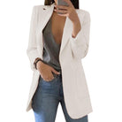 Eleganter weißer Blazer für Damen, ideal für Business und Freizeit. Kombiniert mit grauem Top und Jeans für einen stilvollen Look.