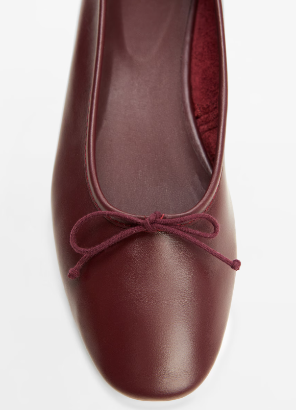 Eleganter, bordeauxroter Ballerina-Schuh aus Leder mit Schleifendetail. Perfekt für Damenmode, bequem und stilvoll. Ideal für jeden Anlass.