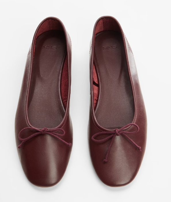 Damen-Ballerinas in Bordeauxrot aus Leder mit Schleifendetail. Elegante, flache Schuhe für Alltag und Büro. Bequem und stilvoll.