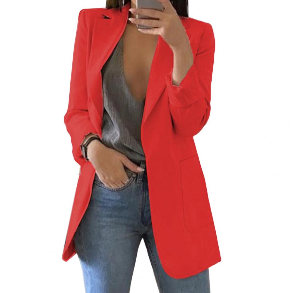 Damenmode: Eleganter roter Blazer, perfekt für Business und Freizeit. Kombiniert mit grauem Top und Jeans für einen stilvollen Look.