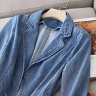 Damen Jeansjacke auf Kleiderbügel, lässiger Stil, hellblau, modisch, vielseitig, ideal für Frühling und Herbst, Denim, trendige Oberbekleidung.