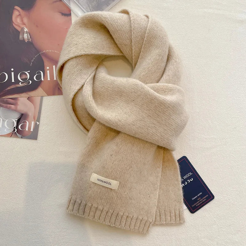 Beiger Kaschmirschal auf weißem Hintergrund, luxuriös und weich, ideal für Wintermode. Perfekt als stilvolles Accessoire oder Geschenkidee.