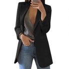 Eleganter schwarzer Blazer für Damen, kombiniert mit grauem Top und blauer Jeans. Perfekt für Business-Casual-Looks und modische Outfits.