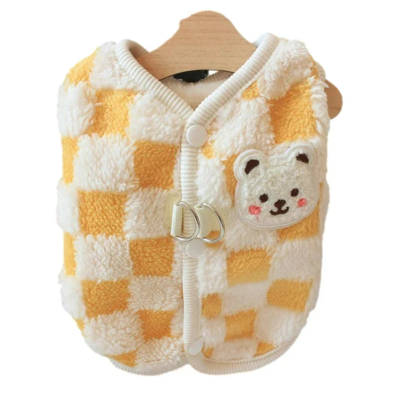 Kuschelige Babyweste mit gelbem Karomuster und süßem Bärenmotiv, ideal für Herbst und Winter. Weiche, warme Kinderbekleidung online kaufen.