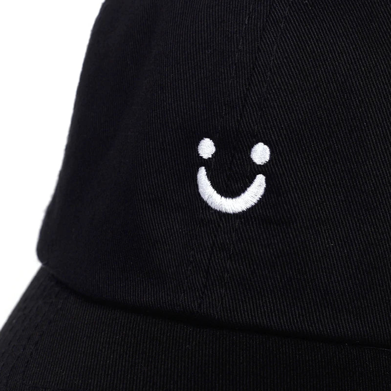 Schwarze Baseballkappe aus Baumwolle mit verstellbarem Verschluss, Smiley-Stickerei, ideal für Frühling und Herbst, Unisex, modisch und sportlich.