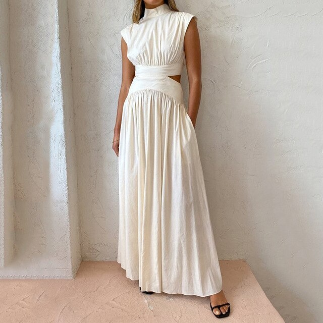 Ärmelloses, langes Sommerkleid für Damen, plissiert, mit hohem Kragen. Perfekt für informelle Anlässe. Elegantes Design, luftiger Stoff.