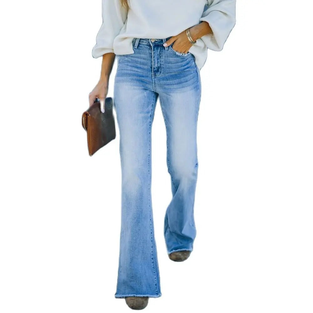 Damen Bootcut Jeans, hellblau, modisch und figurbetont. Perfekt für Freizeitoutfits. Trendige Damenmode, ideal für jeden Anlass.