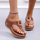 Braune Damen-Sommersandalen mit Keilabsatz, offenem Zeh und dekorativem Ring. Bequeme Flip-Flops, ideal für Strand und Freizeit.