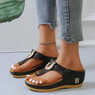 Damen-Sommersandalen mit Keilabsatz, offenem Zeh und bequemem Design. Perfekt für Strand und Freizeit. Modische Flip-Flops in Schwarz.