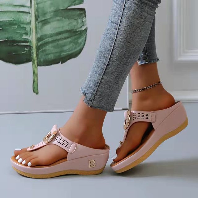 Damen-Sommersandalen mit Keilabsatz, offenem Zeh und rutschfester Sohle. Bequeme Flip-Flops, ideal für Strand und Freizeit.