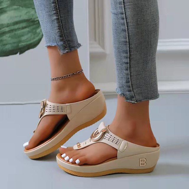 Beige Damen-Sommersandalen mit Keilabsatz, offenem Zeh und Schnalle. Bequeme Flip-Flops, ideal für Strand und Freizeit. Modische Sommerschuhe.