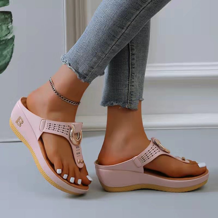 Damen-Sommersandalen mit Keilabsatz, offenem Zeh und rutschfester Sohle. Bequeme Flip-Flops, ideal für Strand und Freizeit.